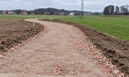 droga utwardzona gruzem mieszanym