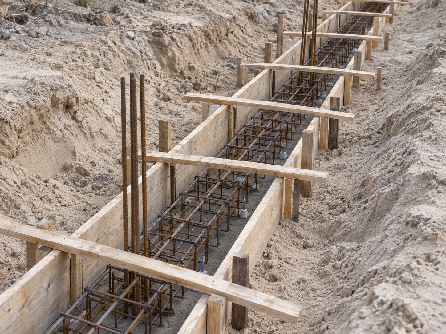 wzmocnienie szalunku ławy fundamentowej