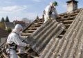 usuwanie azbestu z dachu przez wykwalifikowaną ekipę w maskach i kombinezonach